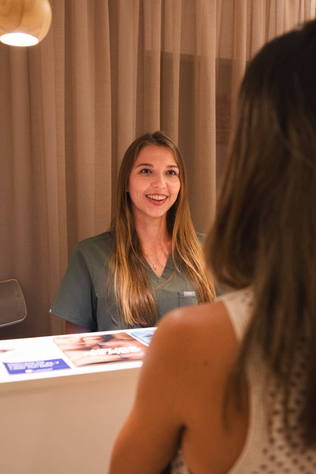 Recepcionista atendiendo a cliente en Luma Clinique