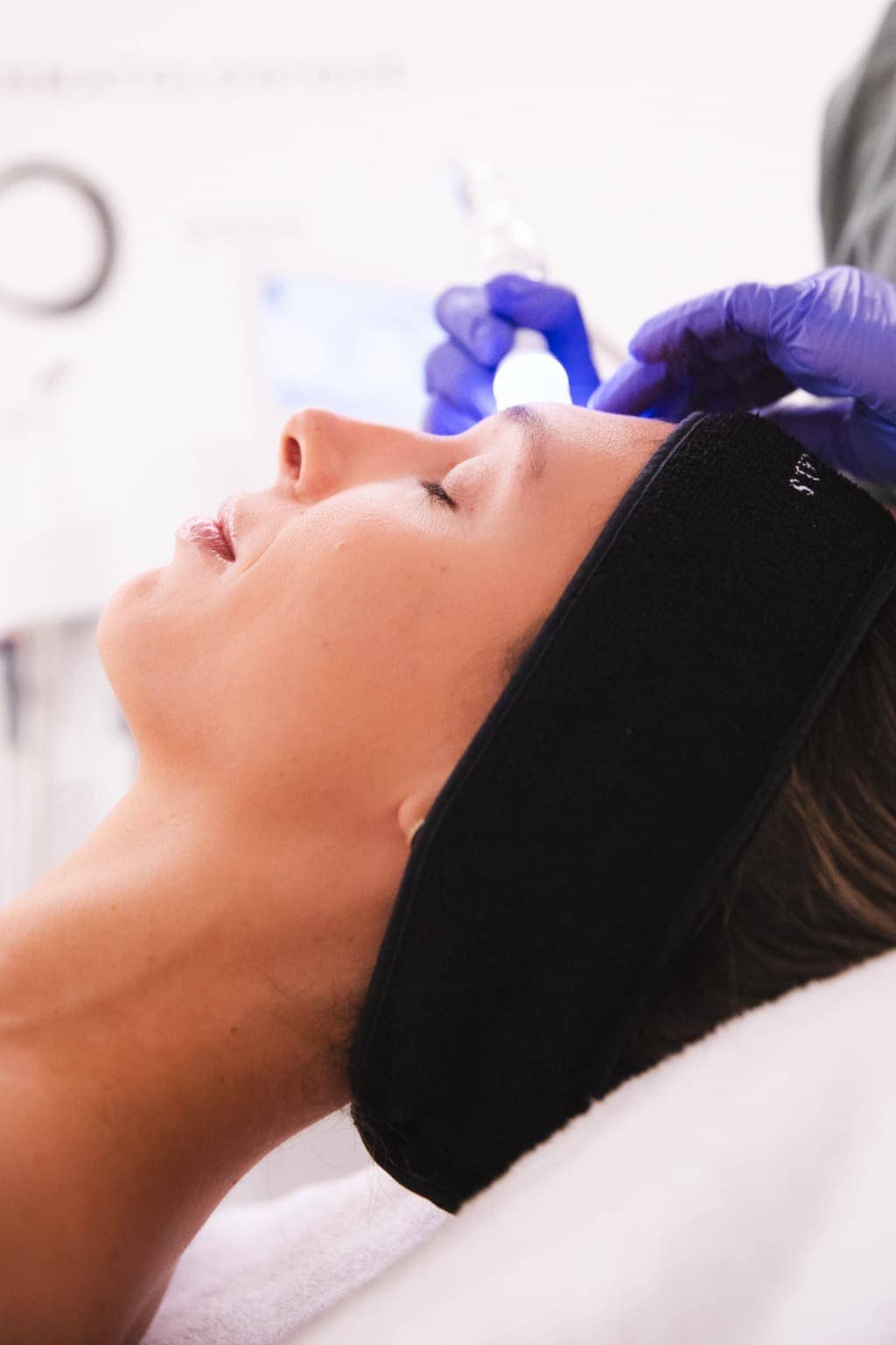 Mujer tratándose la piel en Luma Clinique