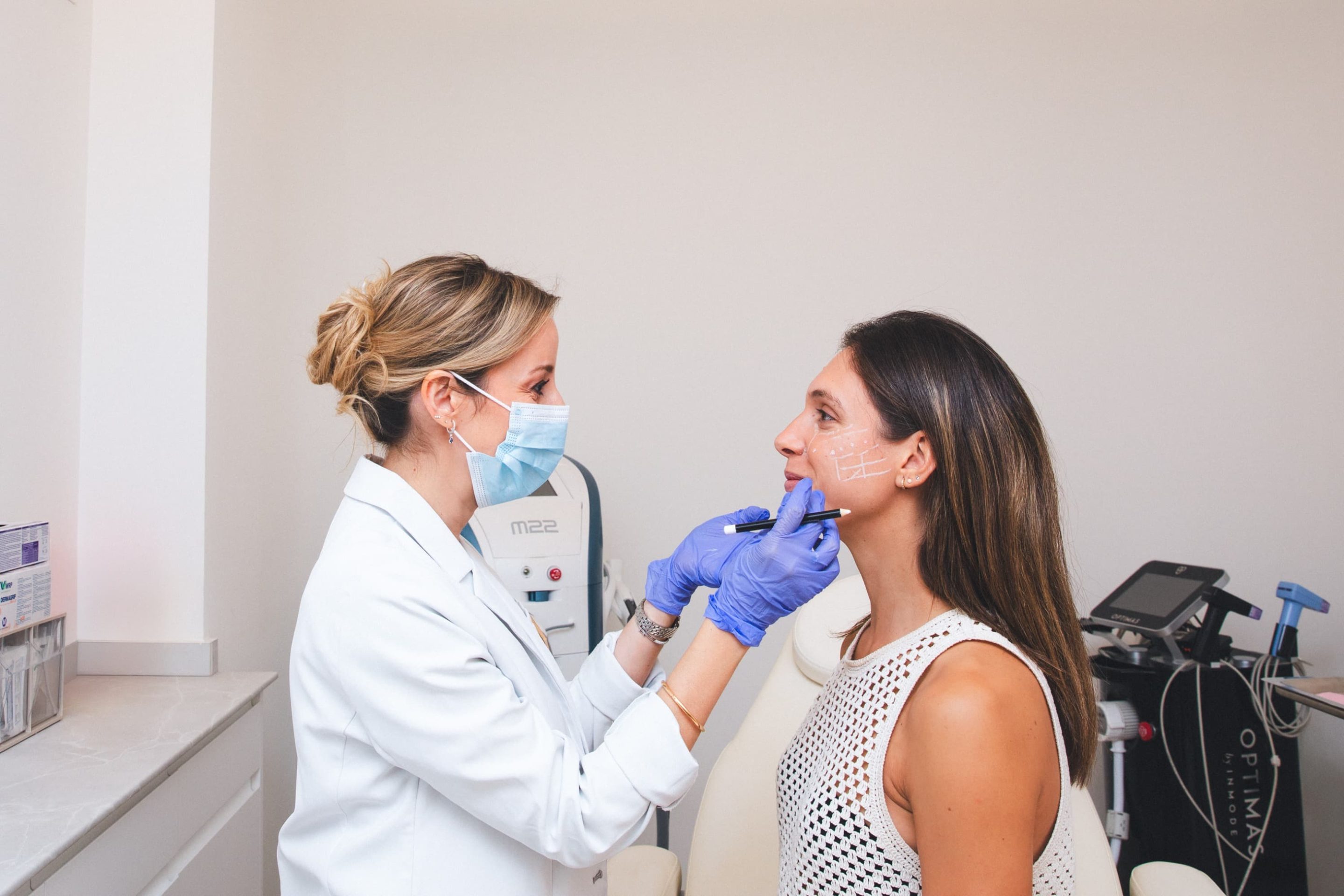 Mujer tratándose la piel en Luma Clinique